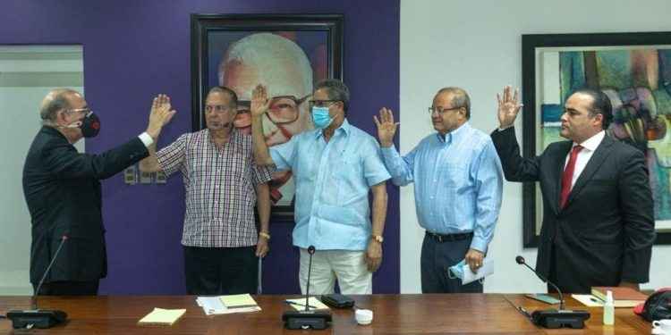 Danilo Medina juramenta a los integrantes del Consejo Consultivo del PLD