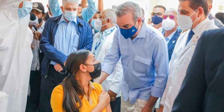 Gobierno inicia jornada de vacunación contra el COVID en recintos escolares