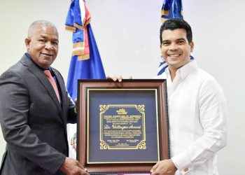 Director de INAPA recibe placa de reconocimiento de nueva directiva del CODIA