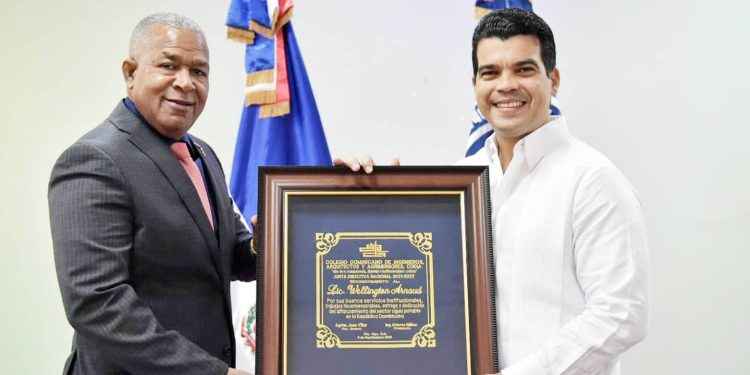 Director de INAPA recibe placa de reconocimiento de nueva directiva del CODIA