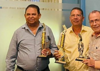 Equipo de dominó Los Pájaros premia a los mejores del torneo