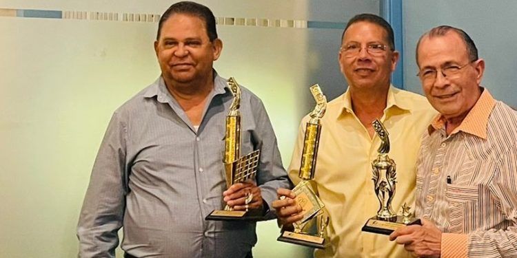 Equipo de dominó Los Pájaros premia a los mejores del torneo
