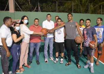 Lisandro de la Cruz entrega remozada Cancha y Club Deportivo en la comunidad de Canca La Hoya