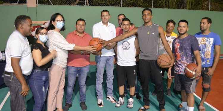 Lisandro de la Cruz entrega remozada Cancha y Club Deportivo en la comunidad de Canca La Hoya