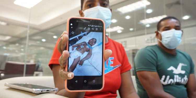 Madre pide ayuda para hijo con microcefalia