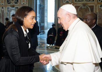 Papa Francisco envía mensaje a los dominicanos a través de la diputada Betty Gerónimo