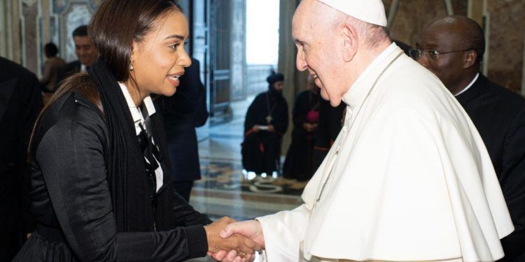 Papa Francisco envía mensaje a los dominicanos a través de la diputada Betty Gerónimo