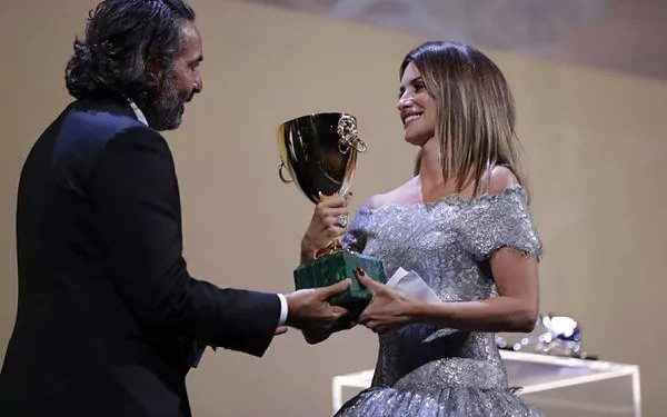 Penélope Cruz, mejor actriz en el Festival de Venecia por su papel en ‘Madres paralelas’