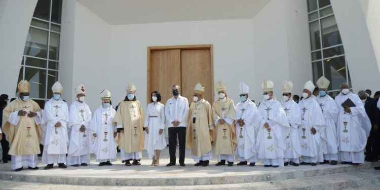 Presidente Abinader anuncia continuación de Santuario Cristo de los Milagros y rehabilitación de carreteras de Bayaguana