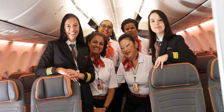 Aerolínea, obligada a pagar maquillaje y depilación de sus azafatas