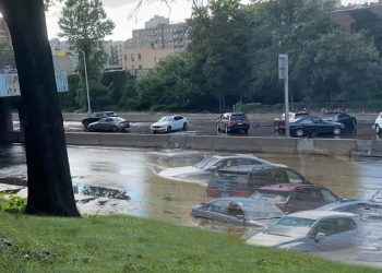 Cientos de carros fueron abandonados en los condados metropolitanos después de quedar atrapados por la tormenta Ida