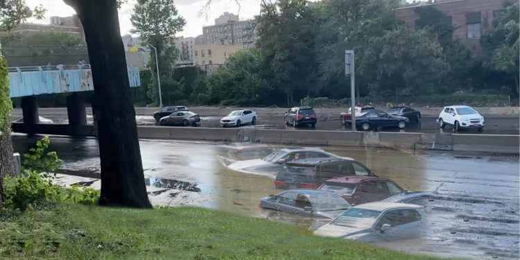 Cientos de carros fueron abandonados en los condados metropolitanos después de quedar atrapados por la tormenta Ida
