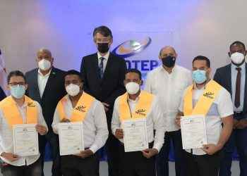 INFOTEP entrega certificados a empleados de la empresa Samsic Handling Dominicana, del sector aeroportuario de la RD