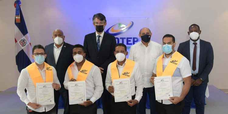 INFOTEP entrega certificados a empleados de la empresa Samsic Handling Dominicana, del sector aeroportuario de la RD
