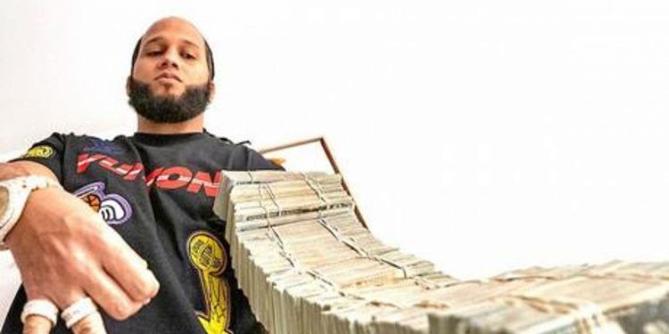 El fronteo de dinero, joyas y automóviles es parte del sueño de urbanos dominicanos