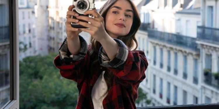 Publican fotos de la segunda temporada de «Emily in Paris»