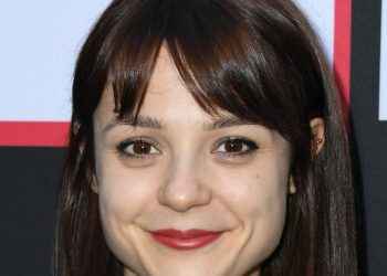 Actriz Kathryn Prescott fue atropellada por un camión de cemento