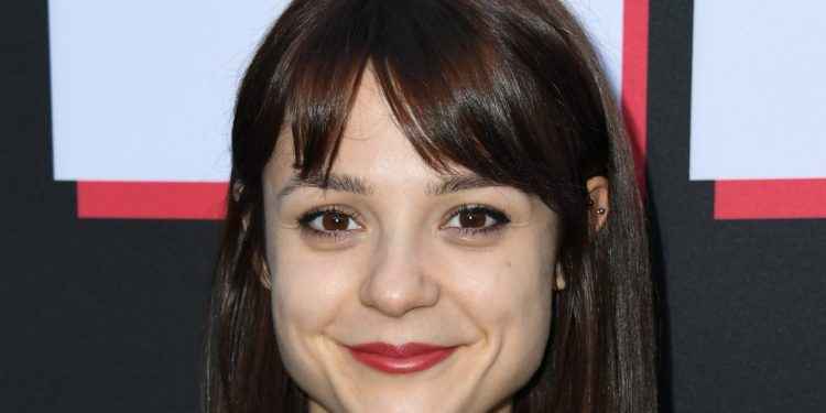 Actriz Kathryn Prescott fue atropellada por un camión de cemento