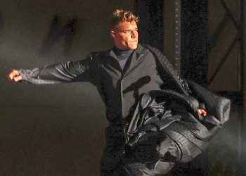 Ricky Martin en concierto con tremendo tacón ¡mira!