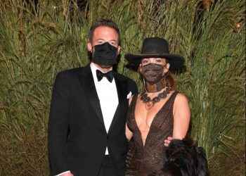 El apasionado beso con mascarilla de Jennifer López y Ben Affleck en la MET Gala 2021