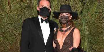 El apasionado beso con mascarilla de Jennifer López y Ben Affleck en la MET Gala 2021