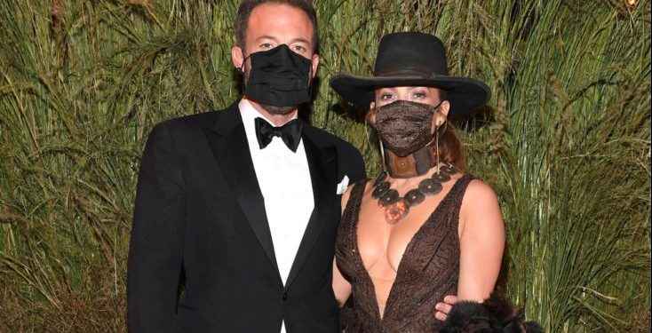 El apasionado beso con mascarilla de Jennifer López y Ben Affleck en la MET Gala 2021