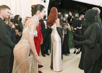 El insólito momento en que Kim Kardashian no vio a su hermana Kendall en la Met Gala pese a estar frente a ella