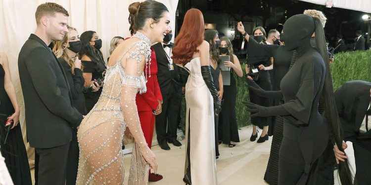 El insólito momento en que Kim Kardashian no vio a su hermana Kendall en la Met Gala pese a estar frente a ella