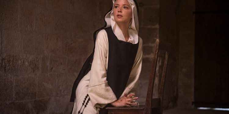 ‘Benedetta’ es mucho más que tallas con forma de dildo: Paul Verhoeven se reafirma como el maestro del exceso con una delirante joya profana