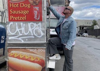 J Balvin se burla de Residente junto a un carrito de hot dogs