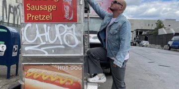 J Balvin se burla de Residente junto a un carrito de hot dogs