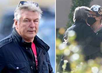 Así fue el emotivo encuentro de Alec Baldwin con el esposo de Halyna Hutchins