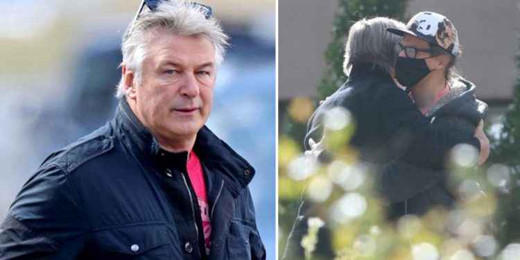 Así fue el emotivo encuentro de Alec Baldwin con el esposo de Halyna Hutchins