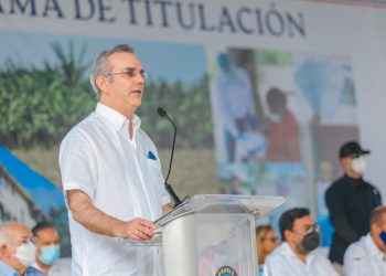 Abinader entrega en Nagua 600 títulos de propiedad beneficiando a más de 2,400 personas