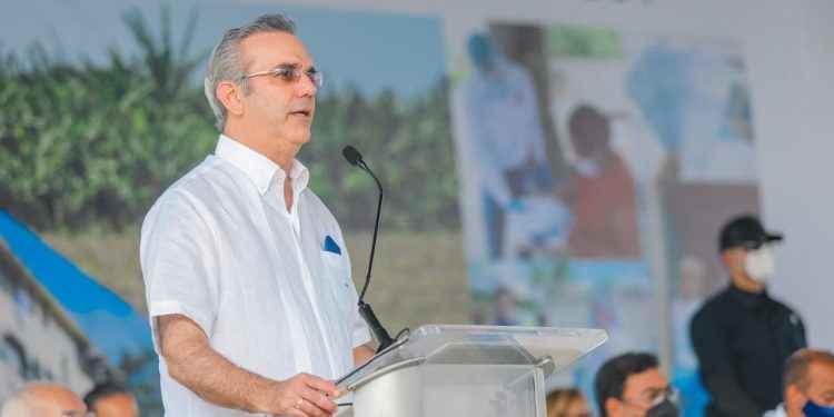 Abinader entrega en Nagua 600 títulos de propiedad beneficiando a más de 2,400 personas