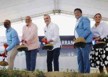 Presidente Abinader motiva a figuras del deporte dominicano unir voluntades para favorecer a niños y jóvenes