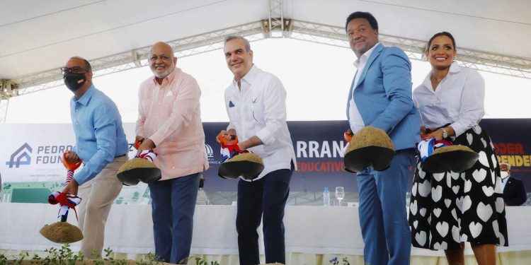 Presidente Abinader motiva a figuras del deporte dominicano unir voluntades para favorecer a niños y jóvenes