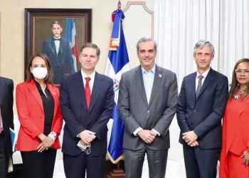 Presidente Abinader recibe al vicepresidente del Banco Mundial Carlos Felipe Jaramillo