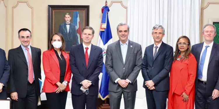 Presidente Abinader recibe al vicepresidente del Banco Mundial Carlos Felipe Jaramillo