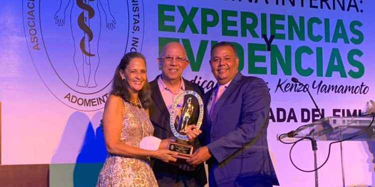 Escogen al doctor Emilio Arias como el Médico Clínico del Año