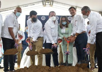 INAPA y ministro Administrativo de la Presidencia dan primer palazo para rehabilitación planta de tratamiento de aguas residuales en Castillo