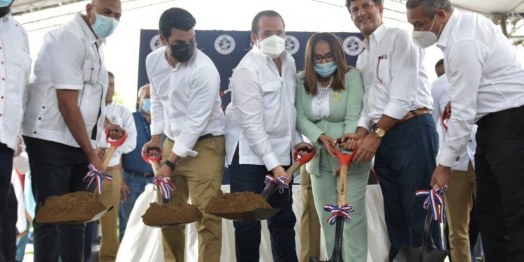 INAPA y ministro Administrativo de la Presidencia dan primer palazo para rehabilitación planta de tratamiento de aguas residuales en Castillo