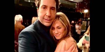 Jennifer Aniston comparte los mensajes que la alertaron sobre los rumores de romance con David Schwimmer