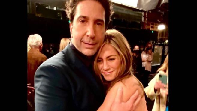 Jennifer Aniston comparte los mensajes que la alertaron sobre los rumores de romance con David Schwimmer