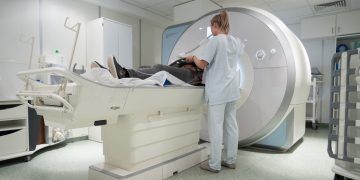 Máquina de resonancia magnética ‘absorbe’ un tanque de oxígeno y mata al paciente durante su escaneo