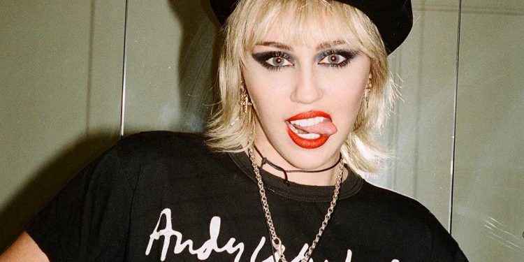 Miley Cyrus se pasa al corte de pelo más repetido en los ochenta
