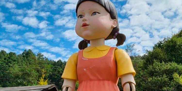 El juego del calamar: la historia de la gigantesca y siniestra muñeca que existe más allá de la serie