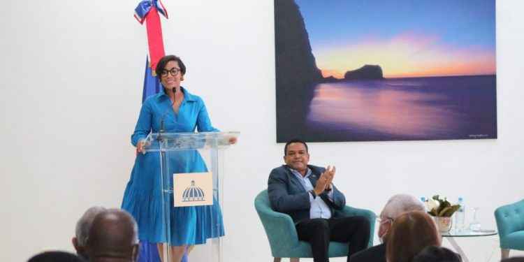 Nelsy Cruz presenta su primer año de gestión como gobernadora de Montecristi