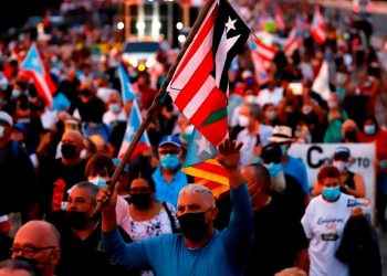 Miles marchan en Puerto Rico en protesta por apagones
