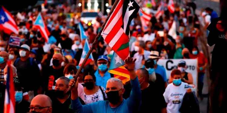 Miles marchan en Puerto Rico en protesta por apagones